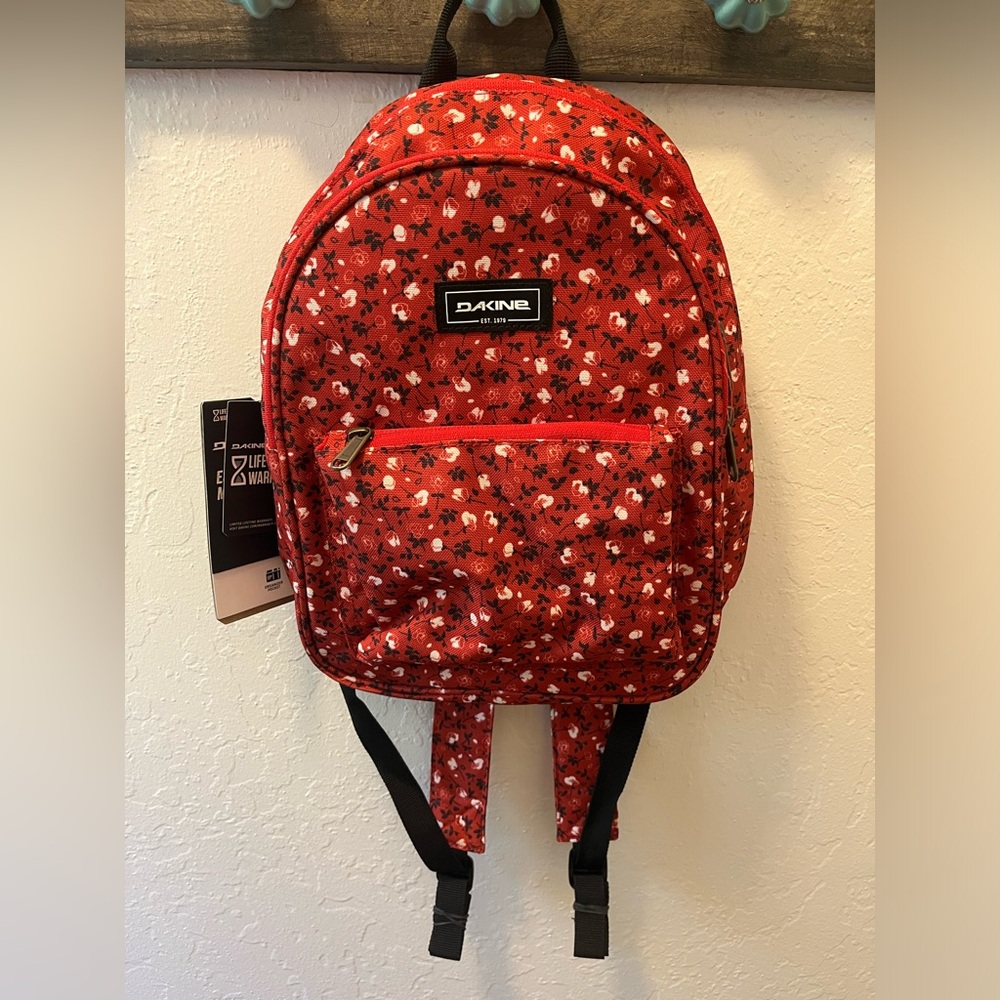 NWT Dakine Essentials Pack Mini 7L